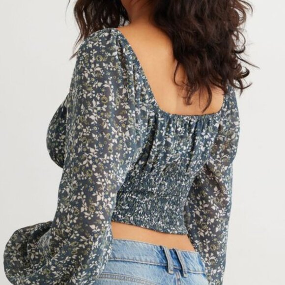 Cropped Blouse with Bubble Sleeves - Picture 3 of 8